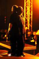 Damit die persönliche Erzählung ins Allgemeine gehoben wird, sind in „No Place Like Home“ zwei Frauen auf der Bühne: Malika Fankha und Oneka von Schrader. ein Damit die persönliche Erzählung ins Allgemeine gehoben wird, sind in „No Place Like Home“ zwei Frauen auf der Bühne: Malika Fankha und Oneka von Schrader. ein