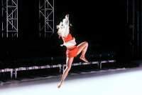 Maartje Pasman, im Pagenkostüm, ist am Sprung.