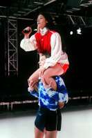 Damit Maatje in den Wolken schweben kann, muss Senki sie auf den Schultrn tragen.