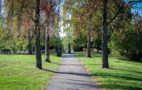 Die erwachsene Erzählerin lebt in Oslo, wo sie gerne mit dem Hund im nahen Torshovpark spaziert.  myoslonorwaay.com