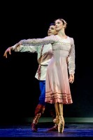 Gerda (Alice Firenze) tanzt mit Kay (Davide Dato). © Wiener Staatsballett / Ashley Taylor 
