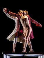 Der Kontur (Laszlo Benedek)kämpft mit Don Juan (Maratin Winter). © Wiener Staatsballett / Ashley Taylor