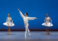 Ballettomania: Nascha Mair, Davide Dato, Maria Alati in "Etudes" © Wiener Staatsballett / Michael Pöhn 