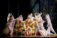 Pascha Sosnovschi mit Damen © Wiener Staatsballett / Ashley Taylor 