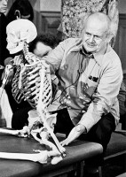 Moshé Feldenkrais demonstriert die Funktion des menschlichen Skeletts. © www.feldenkrais-method.org