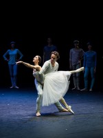 Die romantische Giselle in Eifmans "Giselle Rouge" (Avraam, Roman Lazik), © Wiener Staatsballett / Ashley Taylor 