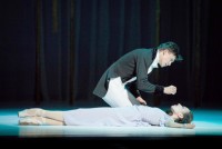 Armand verabschiedet sich von der toten Marguerite. © Wiener Staatsballett / Ashley Taylor 