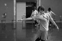 So schwungvoll wie exakt und synchron: Rosas danst Rosas.