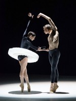 "Movements to Stravinsky": Maria Yakovleva, Jakob Feyferlik, perfekt. © Wiener Staatsballett / Ashley Taylor 
