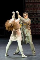 Denys Cherevychko als großmächtiger Koschey (Gala Jovanovix als Vasilissa). © Wiener Staatsballett / Ashley Taylor 