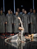 Mihail Sosnovschi als würdiger Pater Lorennzo vor der endgültig toten Julia. © Wiener Staatsballett / Ashley Taylor 