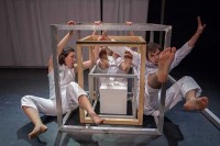 "Von der Mücke zum Elefanten": Die Insallation tanzt mit. © Davor Konjikusic