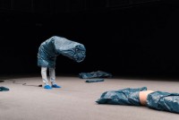 Ein Stück Bauch (Barsuglia) und die wunderbaren blitzblauen Socken von Soulimenko. © Erli Gruenzweil