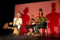 Der Tänzer / Choreograf wird interviewt. Amanda Piña übersetzt, Pascual Pakarati antwortet auf Rapa Nui, Elisabeth Tambwe fragt auf Französisch. Es darf gelacht werden. © nadaproductions