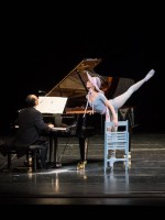 Die Ballerina himmelt den Pianisten an. "The Concert" mit Maria Yakovleva und Igor Zapravdin
