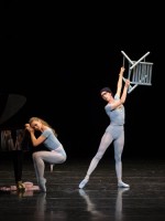 Die Ballerin in "The Concert": Irina Tsymbal, Céline Janou Weder zieht ihr, als energische Frau den Sessel weg