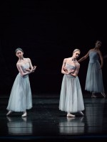 "Giselle": Rikako Shibamoto und Elena Bottaro, zwei Willis © Wiener Staatsballett / Ashley Taylor 
