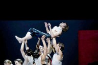 "Beethoven-Projekt", wie eine Puppe wird der Meister hochgehoben. Ist er schon ein Star?. Alle Bilder Kiran West 