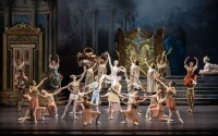 Goldglänzend der letzte Akt, glänzend das Corps de ballet.