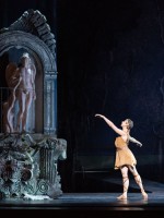 Der Hirte Aminta (Denys Cherevychko) grüßt die Statue der Diana.