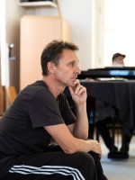Choreograf und Ballettmeister Manuel Legris konzentriert im Ballettsaal.