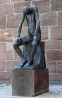 Obwohl Hiob schuldlos leiden muss, hadert er nicht mit seinem Gott. Gerhard Marcks modellierte 1957 den geplagten Hiob für die Stadt Nürnberg. © Andreas Praefcke / wikipedia