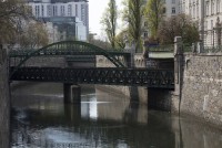 Romantisch wirkt das Brückerl über den Donaukanal bei der Urania.