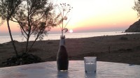 Die Idylle mit Ouzo wird jäh zerstört, Ehefrau Isabel verlässt ihren Mann. © Lesvosreisen GmbH 