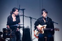 Die Musikerinnen Catharina und Clara Priemer-Humpel liefern die Melodien für Tanz und Gesang.