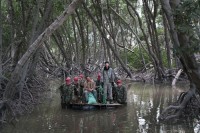 Die Djihadisten bringen James in ein Ausbildungslager in den Mangrovenwäldern. © Submergence SARL 
