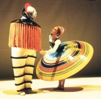 Das Triadische Ballett: Gelbe Reihe, Taucher und Großer Rock (Ivan Liška, Colleen Scott, 1977). © Bayerisches Staatsballett / Gert.Weigelt.de