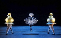 Fast ein Original. Rekonstruktion des "Triadischen Balletts" mit dem Bayerischen Staatsballett. Foto:  Wilfried Hosl