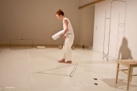 Iris Dittler mit Objekten im weißen Raum: „Transpositions (residue or a barely recognized form)”