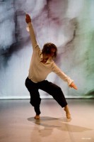 Andrea Nagl mit Visual im Hintergrund: "Sequitur_caleidoscopia"