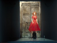 Lady Macbeth (Adressa Miyazato) im Augenblick des Triumphs. Kostüme von Gottfried Helnwein.