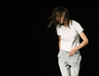 Katerina Andreou tanzt "Bstrd" mit überwätigender Bühnenpräsenz und Energie. © Patrick Berger 