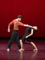 Falscher Ausschnitt: Bald ist Sie obenauf. Alice Firenze und Eno Peçi im feurigen Pas de deux aus Mauro Bigonzottis Ballett "Cantata". 