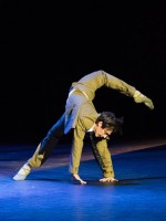 Als gedemütigter Lehrer in "Petruschka" von Eno Peçi.