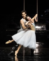 Ein Pas de deux statt eines Liebesduetts. Bewegend interpretiert von Maria Yakovleva und Arne Vandervelde.