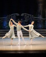 Der Prinz tanzt mit seinen eleganten Begleiterinnen (Alice Firenze, J. Feyferlik, Adele Fiocchi)