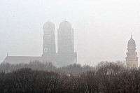 München, Schauplatz im Nebel: …jeder ist allein. © dpa