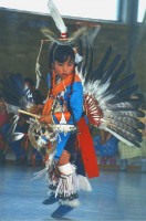 Powwow-Tänzerin im Kinderprogramm. © wikipedia 