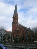 Schwarz flüchtet mitunter in die nahe Kirche. ( Immanuelkirche am Prenzlauer Berg). © wikipedia 