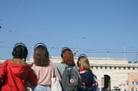 Schöne Rücken entzücken, die Nasen sind gegen die Hofburg gerichtet. 