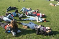 Ruhepause mit Seelenbaumelung auf dem Heldenplatz. 