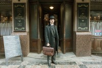 Edmond Rostand, Autor der Tragikomödie "Cyrano de Bergerac"  (Thomas Solivérès). Alle Filmbilder: Filmladen Filmverleih
