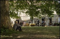 Der Flohmarkt im Garten des Schlosses © Les Films du Poisson France 2 