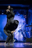 Das Gehirn wird konserviert, der Mann hat keinen Kopf mehr, der schwebt frei über ihm.