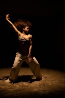 Wirbelnder Tanz im Sand von Soraya Leila.