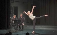 Maria Shurkal tanzt ihre individuellen Variationen, Antonio Politano bläst neue Töne auf der Blockflöte.